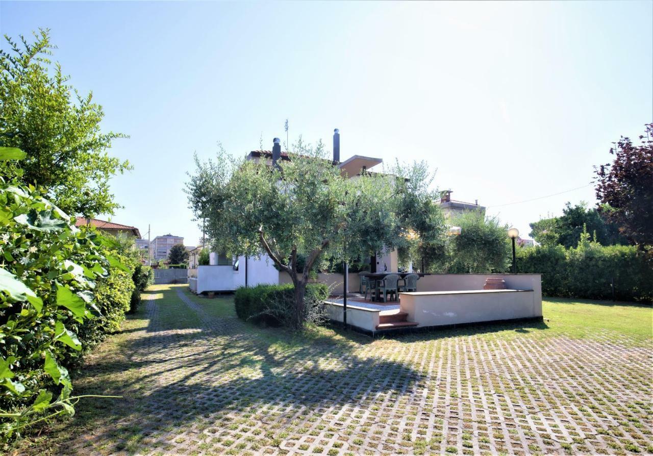 B&B Villa Apuana Marina Di Carrara Esterno foto