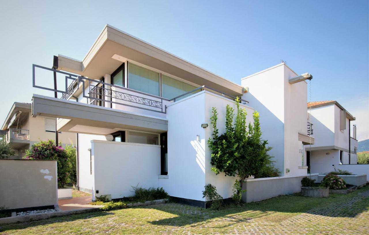 B&B Villa Apuana Marina Di Carrara Esterno foto